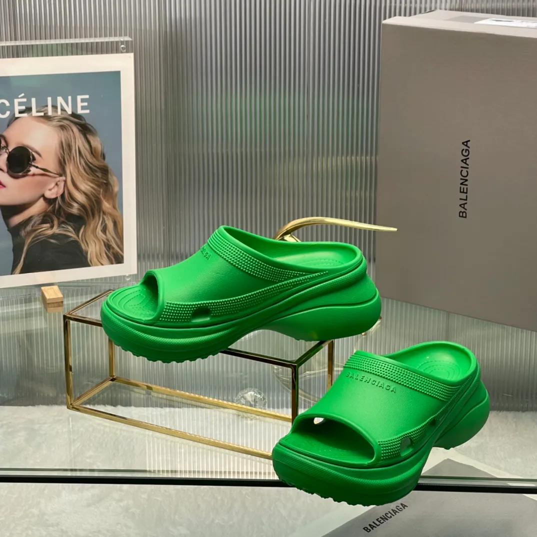 👟👟Ex-factory price 380👟👟 35-41 ‍🔥 ‍🔥 ‍🔥Balenciaga’s latest hole-in-the-wall slippers are now available! 🎉🎉🎉A sandal that is popular on Instagram, 🎊🎊🎊 and all major platforms of Xiaohongshu! Made of high-tech materials and molded in one piece, it is lightweight, wear-resistant, and waterproof! ✨✨✨ The heel height is 6CM. The colors are being added one after another to meet your various color combinations and different needs. A very cost-effective product!